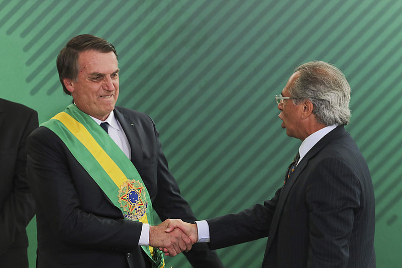 Presidente eleito, Jair Bolsonaro (esq.) cumprimenta o ministro Paulo Guedes (dir.) no dia da posse