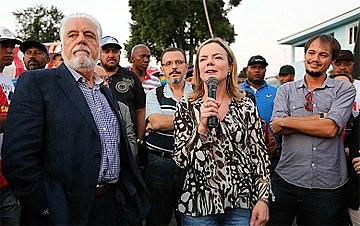 Wagner e Gleisi foram os primeiros a visitar Lula depois da familília
