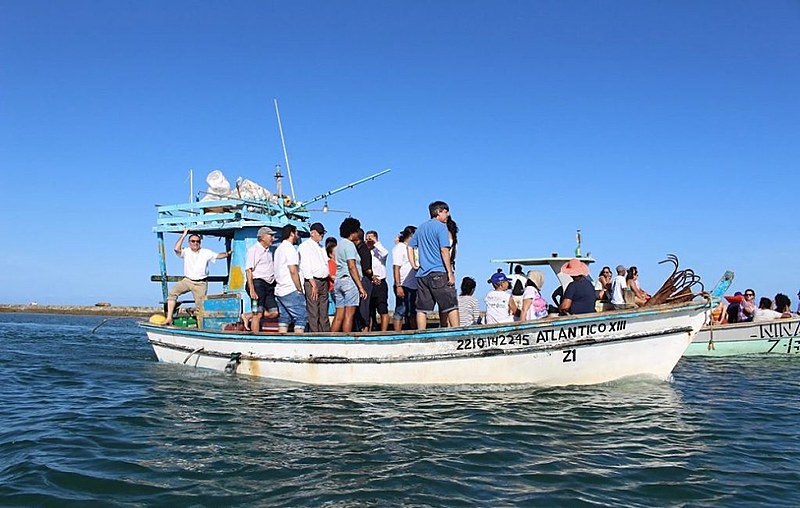 Dom Fernando Saburido e comitiva da Arquidiocese em barca no litoral do Cabo de Santo Agostinho