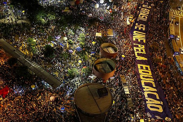 Protestos contra o corte de verbas levaram milhões às ruas nos dias 15 e 30 de maio
