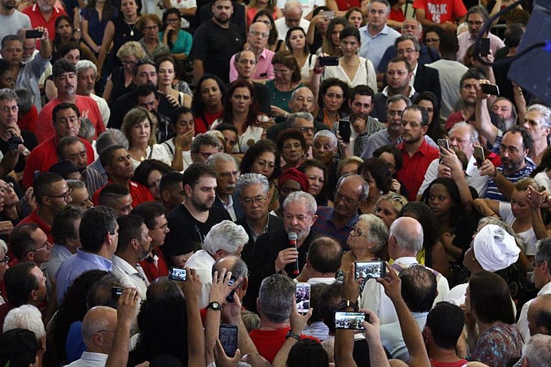 "Minha galega, agora o céu ganha uma estrela que iluminou a minha vida", dizia coroa assinada por Lula em homenagem à esposa