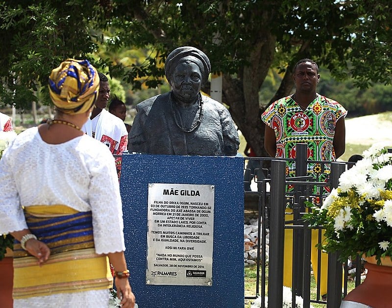 O busto de mãe Gilda, em Itapuã (BA), é um símbolo da luta contra a intolerância