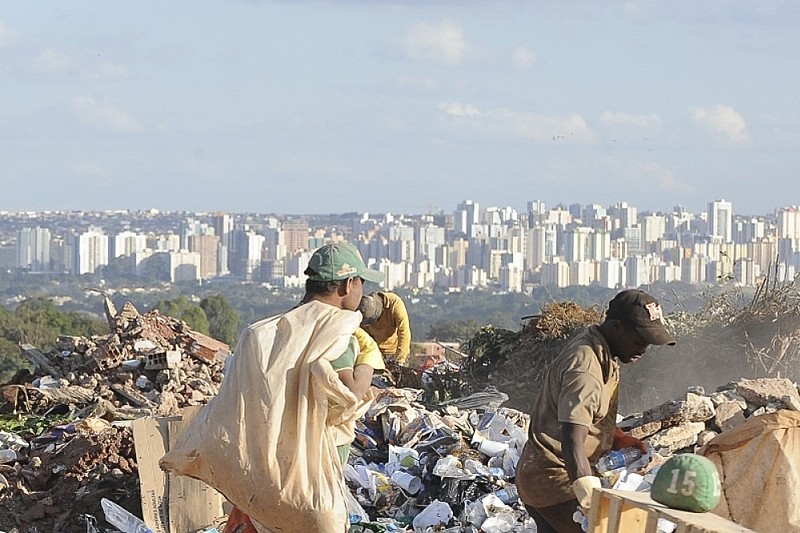 Moradores da favela da Estrutural, em Brasília, convivem com mazelas como um lixão e baixos níveis de renda, saneamento e serviços