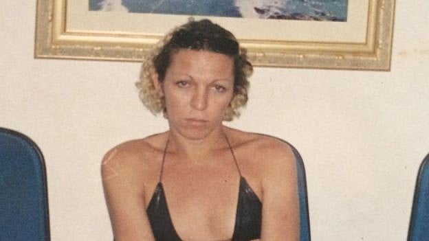 Depois de levar pontapés na cabeça e ser espancada por um enorme pedaço de madeira, ela foi levada em um carrinho de mão para sua morte