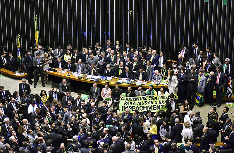 Com 367 votos a favor, 137 contra, sete abstenções e duas ausências, a instauração do processo de impeachment foi aprovada na Câmara dos Deputados