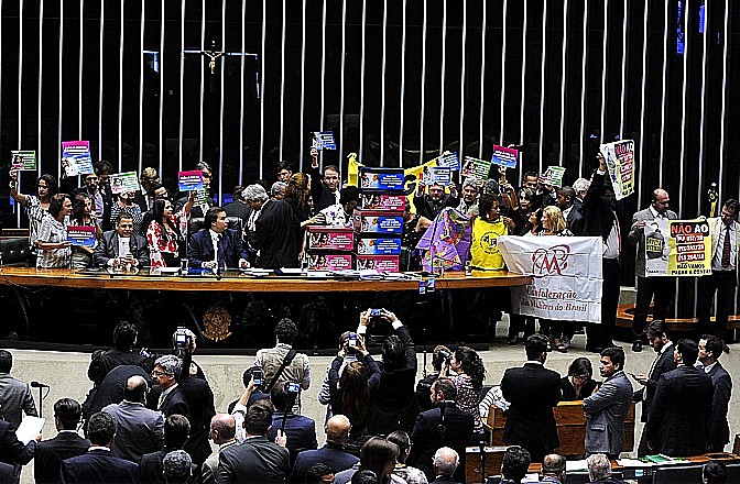 Oposição protesta durante discussão da PEC 241 no plenário da Câmara