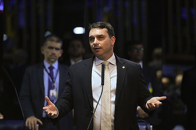 Flávio Bolsonaro sugere que Estados Unidos ataquem barcos 'com drogas' no Rio de Janeiro 
