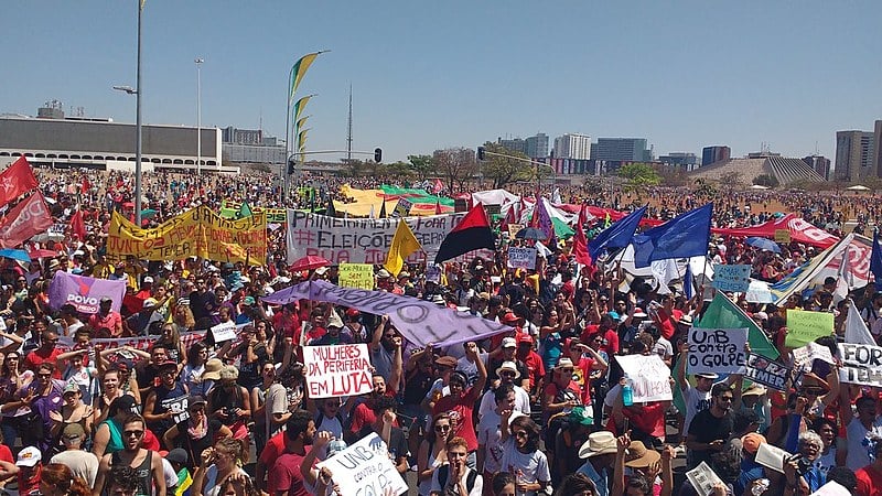 Manifestantes saem em marcha pela Esplanada do Ministério até a sede do Congresso Nacional
