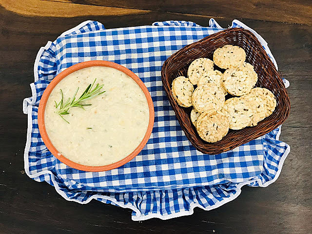 Patê delicioso, brasileiro, perfeito pra comer com torradas, pães, palitos de cenoura, nachos e panquecas.