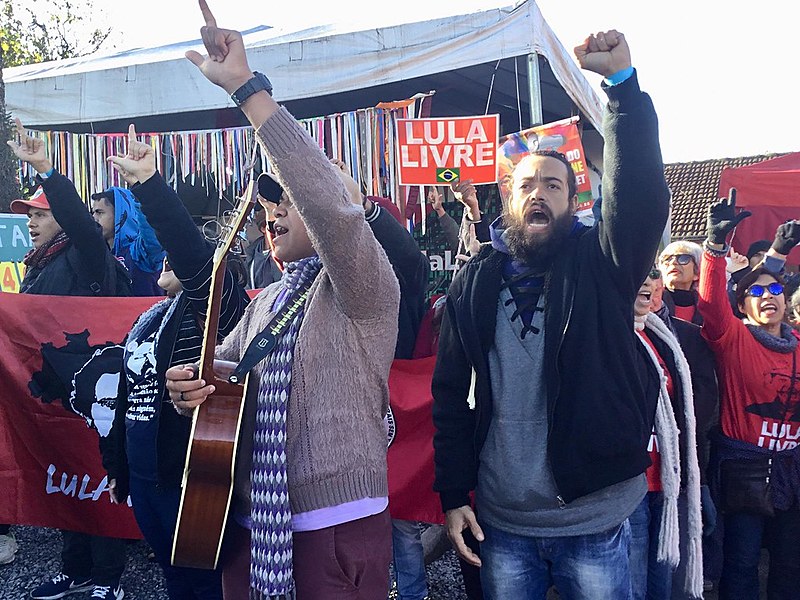 Membros da Vigília Lula Livre durante o ''Bom dia Presidente Lula''. Resistência em Curitiba (PR) chegou a 467 dias.