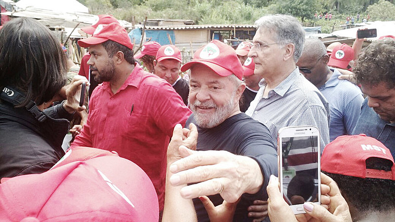 Por onde passou o ex-presidente falou sobre o golpe em curso no país e sobre as tentativas para retirar o seu nome da disputa eleitoral.