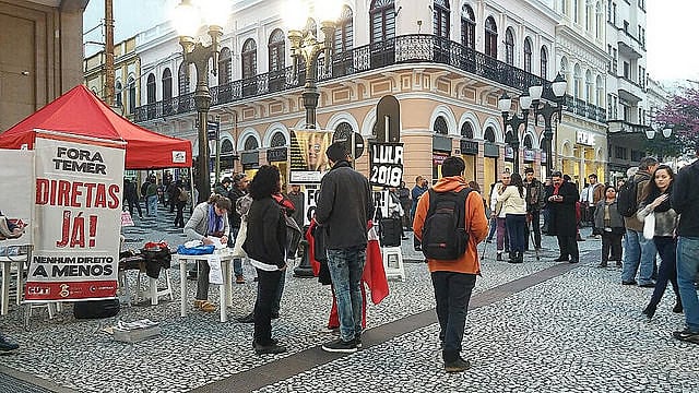 Apelidada de "República de Curitiba", capital paranaense tem sido palco de panfletagens e aulas públicas sobre os abusos da Lava Jato