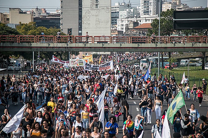 Caminhada saiu do Julinho, passou pela Prefeitura e terminou em frente à Secretaria Estadual de Educação