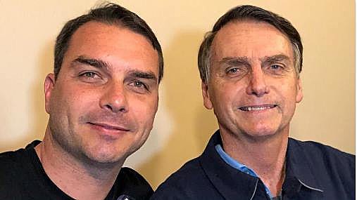Flávio Bolsonaro, senador eleito pelo Rio de Janeiro, e seu pai, o presidente Jair Bolsonaro (PSL)