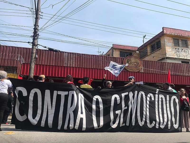 Com cartazes e palavras de ordem, manifestantes denunciaram o racismo e a violência