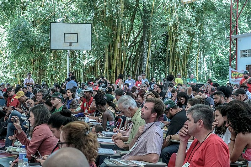 Militantes participam da abertura da conferência da Frente Brasil Popular