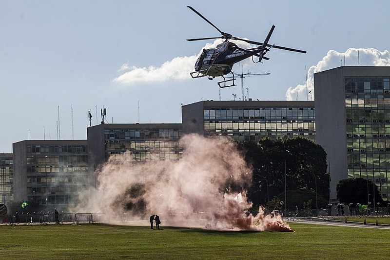 Em frente aos Ministérios, o clima era de guerra