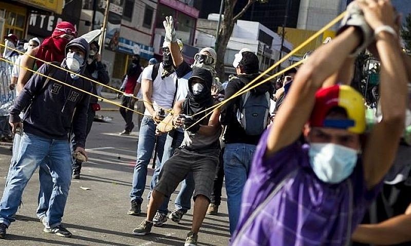 Guarimbeiros em protesto violento contra governo de Maduro