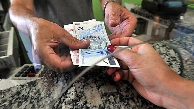 Se levássemos em conta somente a correção da inflação, o salário mínimo, que hoje é de R$ 998, teria  uma perda de R$ 425 reais.