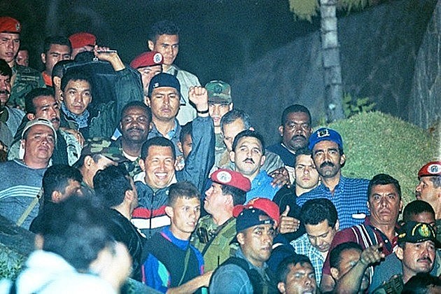 Chávez é carregado por apoiadores em sua volta ao Palácio Miraflores, em Caracas