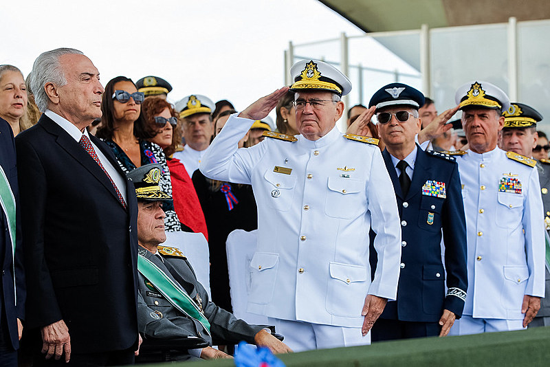 Generais das forças armadas saúdam Michel Temer durante comemoração do Dia do Exército