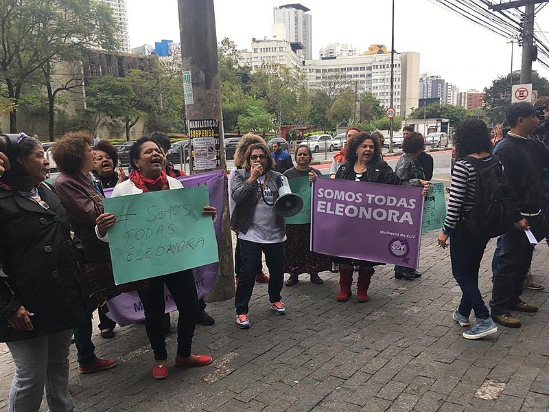 Grupo de mulheres protesta em frente ao Fórum do Juizado Especial Cível Central, em defesa da ex-ministra Eleonora Menicucci, processada por danos morais pelo ator Alexandre Frota