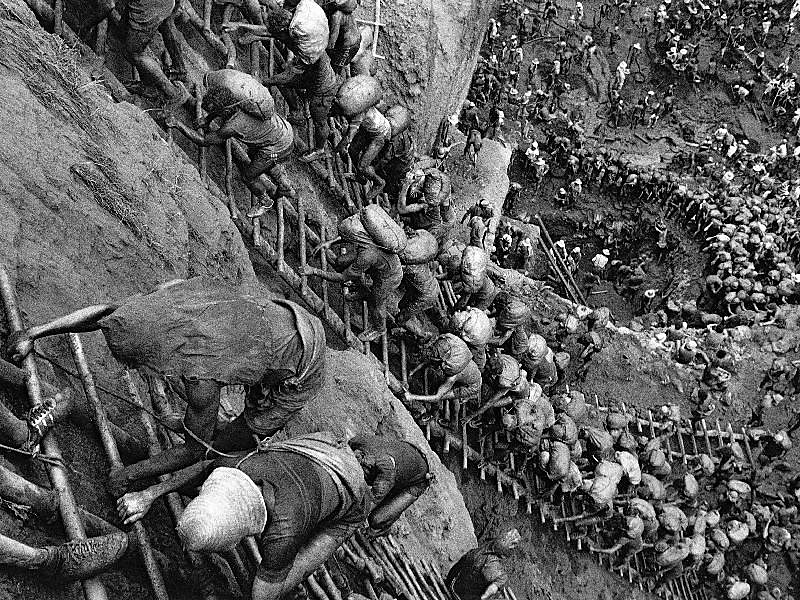 Trabalhadores no garimpo de Serra Pelada, em Curionópolis no estado do Pará, nos anos 1980