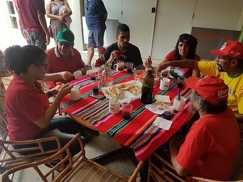 Numa mesa com frutas e água, militantes compartilharam a primeira refeição acompanhados pelos profissionais de saúde