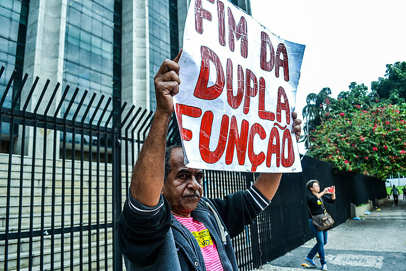 Motoristas acumulam dupla função, correndo riscos de acidentes
