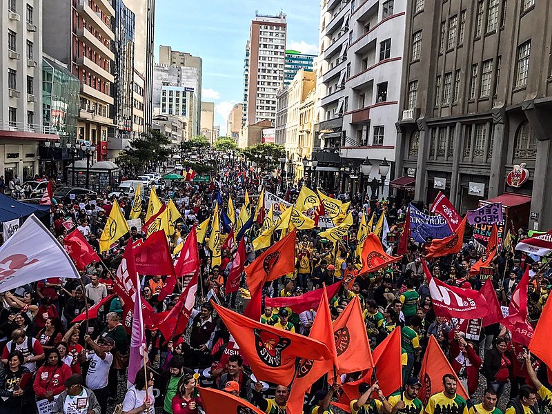 Em Curitiba, manifestações ocupam a Boca Maldita, no centro da cidade