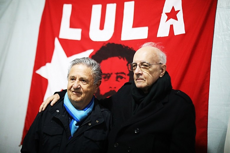 Emir Sader e Eduardo Duhalde visitam Lula