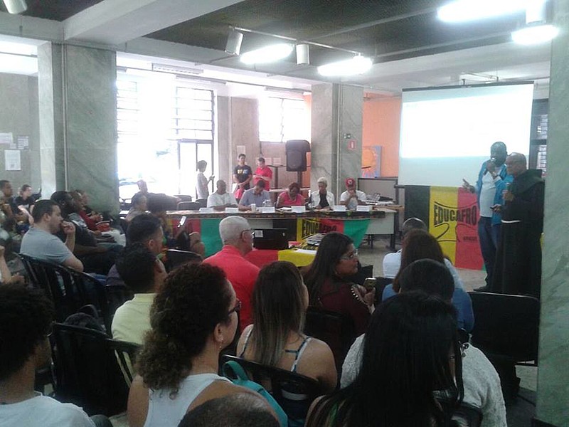 Atividade organizada pela Educafro no centro de São Paulo foi acompanhada por cerca de 300 pessoas