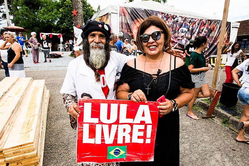 Participantes da Vigília Lula Livre se preparam para passar o natal em frente à Polícia Federal, em Curitiba, onde Lula está preso