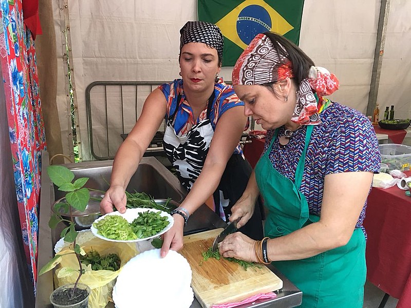 Letícia Massula (à dir) cozinha com ingredientes goianos