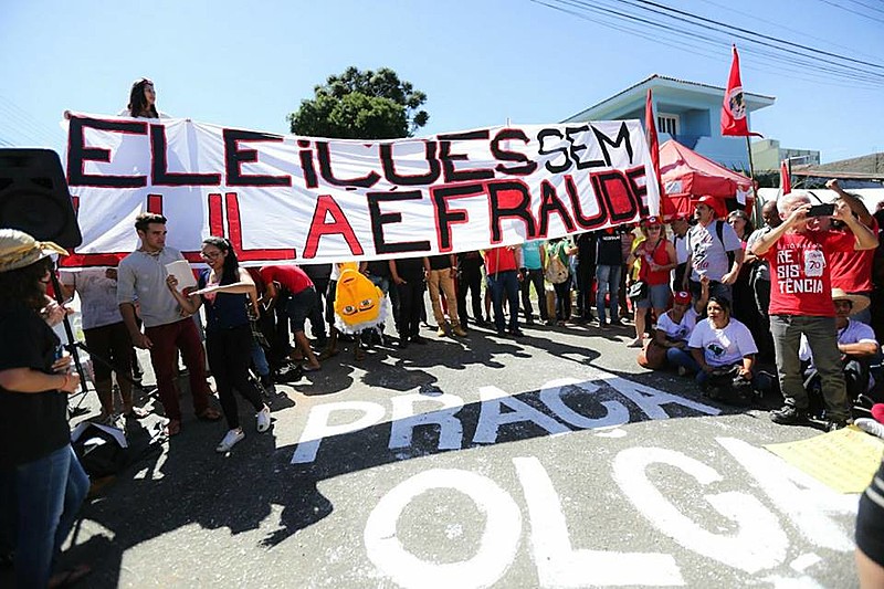 Atos políticos e culturais acontecem na praça Olga Benário, esquina da rua Guilherme Matter com a rua José Antonio Leprevost