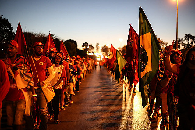 Registro da candidatura aconteceu no encerramento da Marcha Lula Livre e contou com mais de 50 mil pessoas
