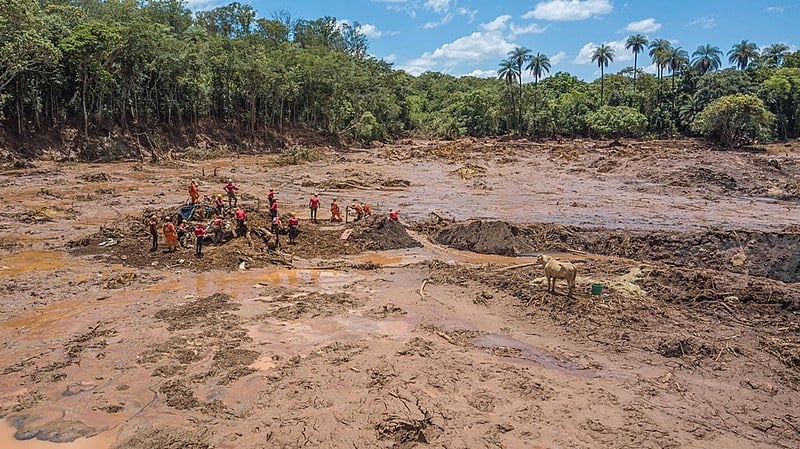Bombeiros trabalham a procura de sobreviventes em Brumadinho