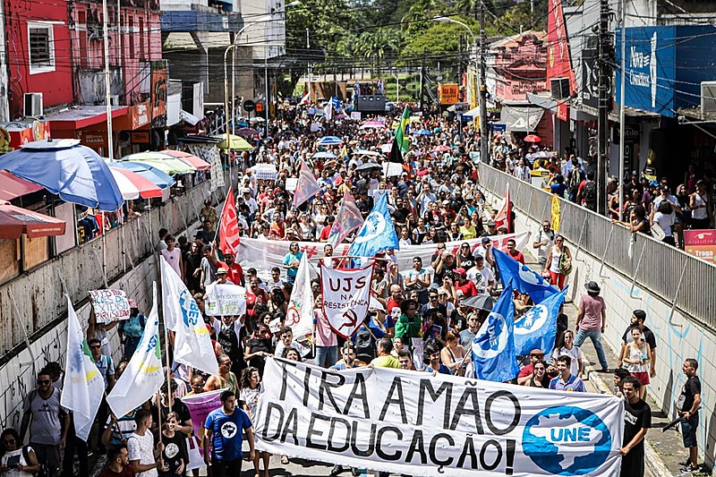 Milhares de estudantes lutaram pela educação em 17 cidades da PB.