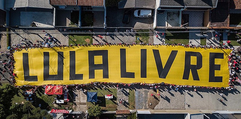 Vigília Lula Livre estende faixa de 60 metros em frente à Superintendência da PF. 01/01/19 - Curitiba - PR