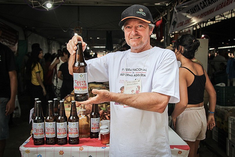 Lulis Girotto produz a cachaça Terra Viva, no Assentamento 1º de Maio (SC)