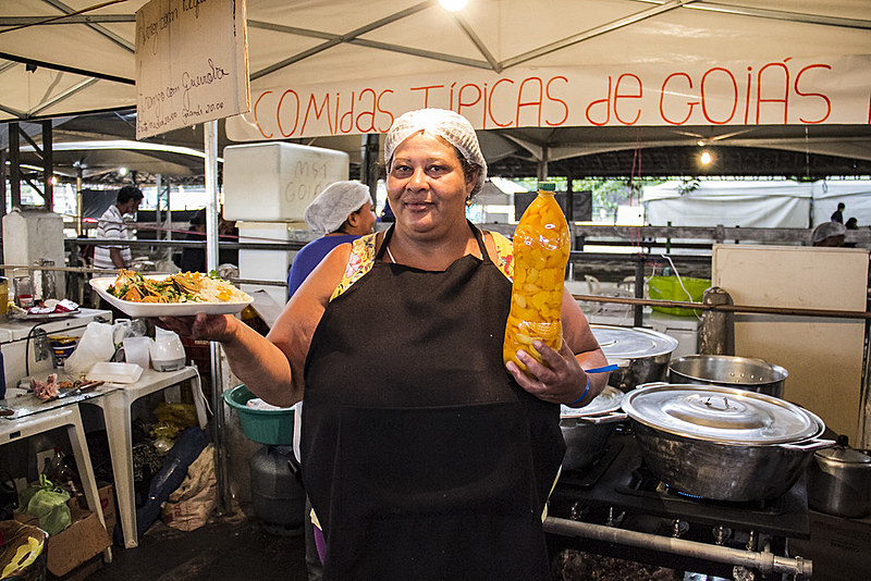 Suerdi Ribeiro da Silva, no MST há um ano e meio, ensina a fazer o arroz com pequi