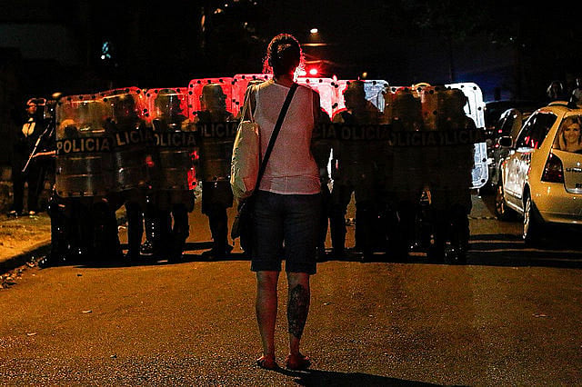 Seguidora de Lula encara hilera de la policía antidisturbios