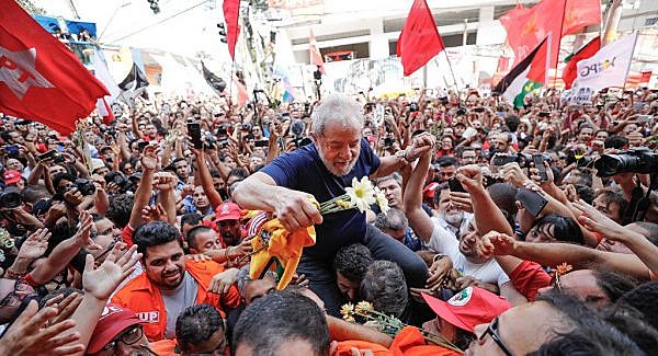 Lula quer abraçar e beijar as pessoas que estão na vigília Lula Livre