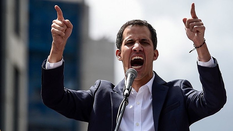 Juan Guaidó, presidente da Assembleia Nacional em desacato, se autodeclara presidente da Venezuela, com o apoio dos Estados Unidos