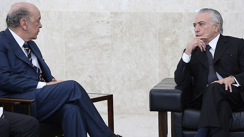 Acusado de conduzir um golpe contra Dilma, o governo interino de Temer acusa o presidente Maduro de não respeitar a democracia