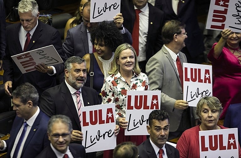 Manifestação durante posse de parlamentares. Pimenta e Hoffmann (ao centro) rechaçaram nova condenação "baseada unicamente em delação"