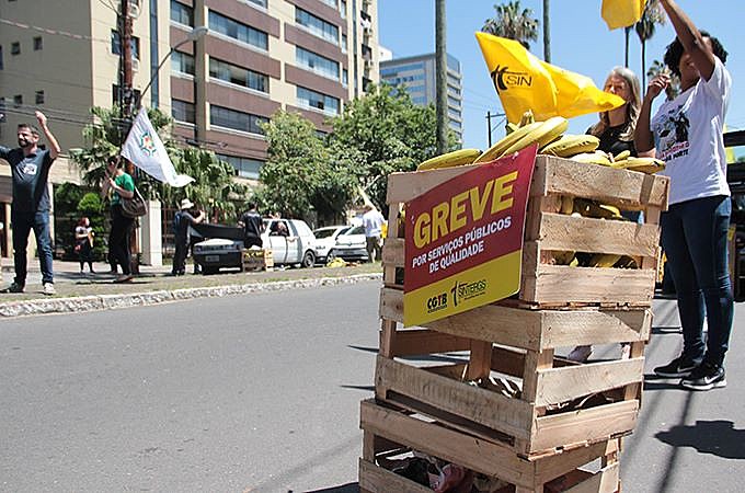 Bananas foram distribuídas no protesto dos servidores públicos contra pacote de Eduardo Leite
