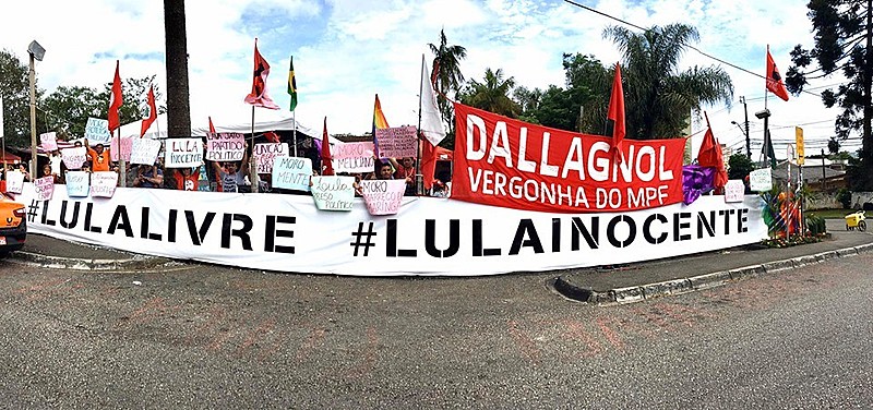 Forte esquema de segurança impediu a proximidade de manifestantes ao local de entrada de Moro no prédio