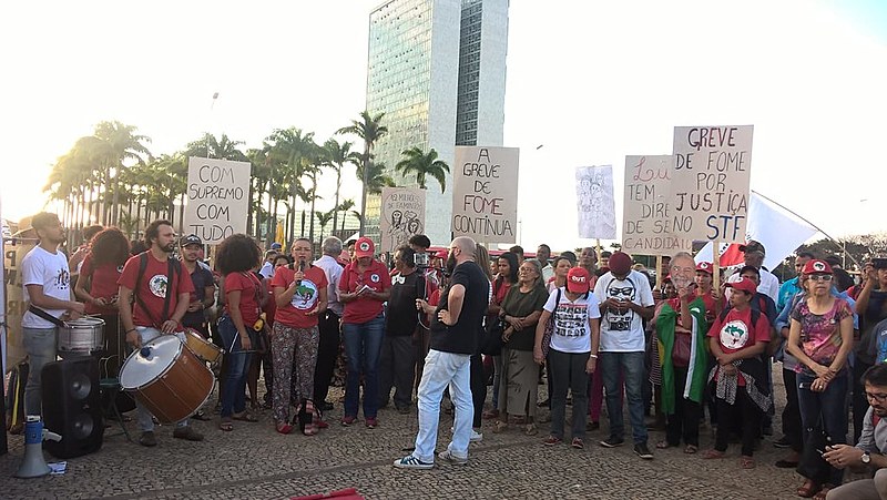 Manifestantes reunidos durante protesto em frente ao STF, em Brasília, nesta terça (21)