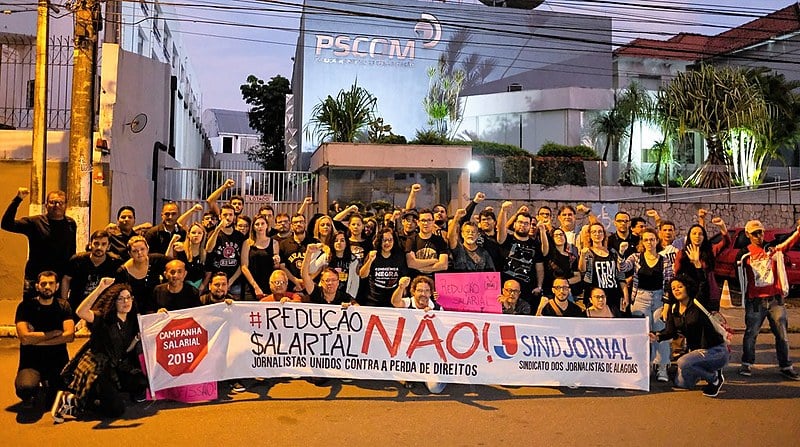 Jornalistas em greve protestam na frente da TV Pajuçara, afiliada da Record em Alagoas